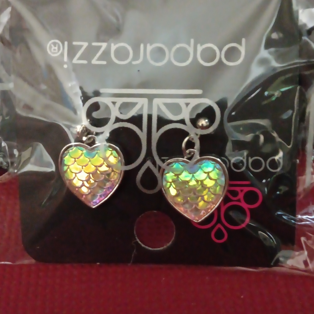 Paparazzi post shimmering heart earrings.